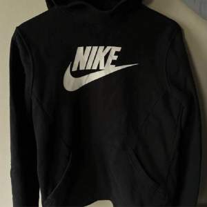 Nike hoodie i bra skick i storlek 14-16 år. Mellan 164-170. Pris kan diskuteras. 