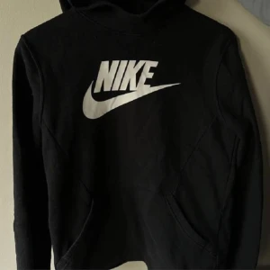 Nike hoodie  - Nike hoodie i bra skick i storlek 14-16 år. Mellan 164-170. Pris kan diskuteras. 