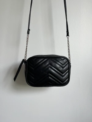 Axelremsväska - Liten väska med fack inuti 