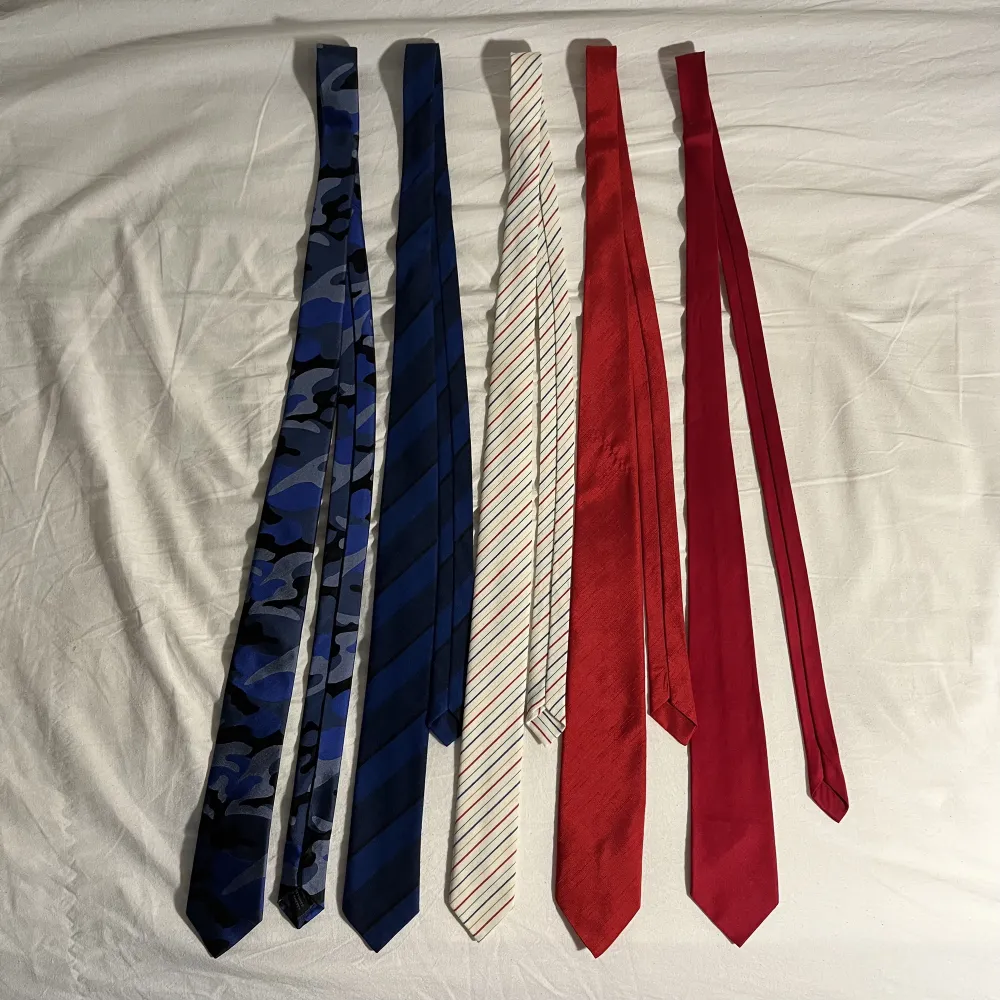 5 fina slipsar i varierande mönster ❤️ 30kr/st eller 100 kr för alla 5, skicka ett meddelande bara 🥰. Accessoarer.