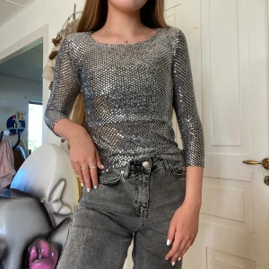 Glittrig tröja - Festlig topp/tröja, säljs då den inte riktigt passar mig! Skulle säga att den är i storlek XS/S