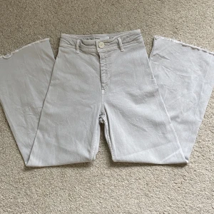 zara jeans - beigea zara jeans i strl. 36. Mycket gott skick, 150kr. Skriv privat vid frågor/önskan om mått osv🩵 