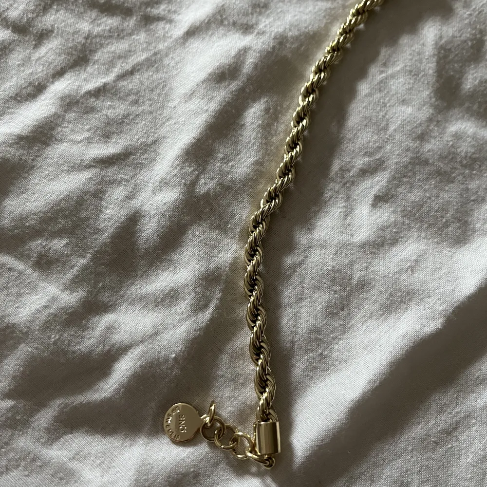 Fint guld armband från snö of sweden som knappt är använt. Köparen står för frakten 🥰. Accessoarer.