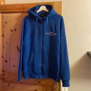 Peak performance Hoodie - Peak performance Hoodie i storlek L. Hoodien är i bra skick men använd en del. 