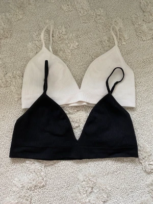 Bralette - Cat soft triangle bra från weekday. Knappt använda pga fel storlek. Båda för 150:-.