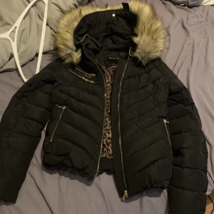 Vinterjacka  - En vinterjacka i bra skick, märket hollies, inköpt för 3200kr säljs för 750kr, storlek 36/S, använd en vinter, kan finnas små fel som man inte lägger märke till, inte vad jag har märkt iallfall, vill du veta mer så är de bara att höra av sig😊