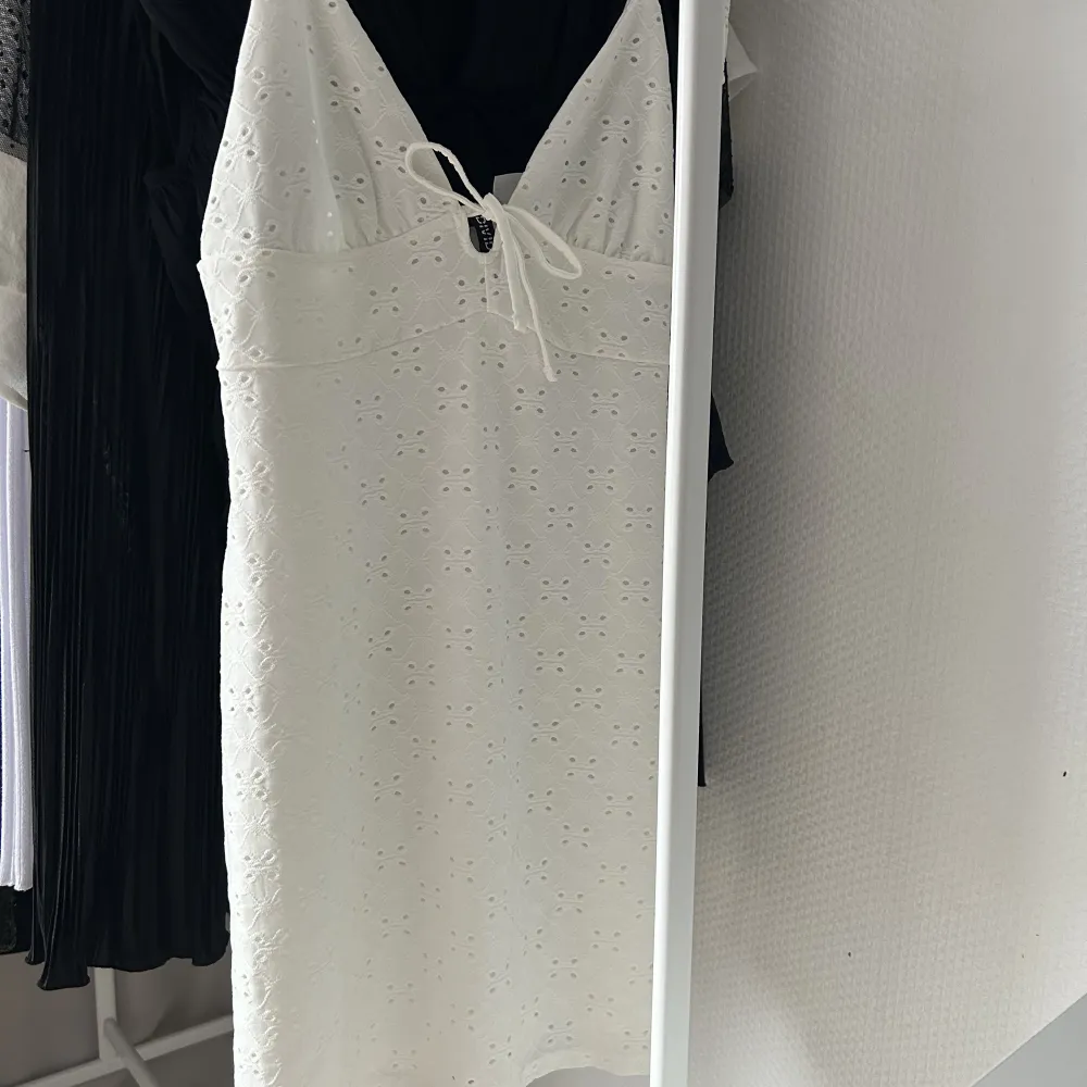 Säljer denna supersöta vita klänningen i storlek xs!!😇💕. Klänningar.
