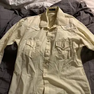 Detta är en vintage unisex skjorta med fina detaljer på både framsida och baksida ! 
