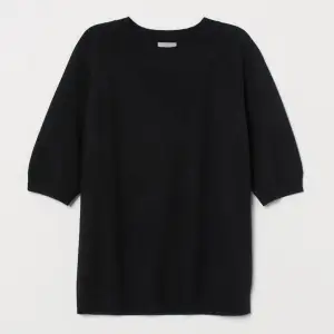 Kortärmad svar kashmir tröja ifrån H&M. Inte använd så många gånger så den är i bra skick!❤️