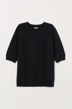 Kashmir T-shirt  - Kortärmad svar kashmir tröja ifrån H&M. Inte använd så många gånger så den är i bra skick!❤️