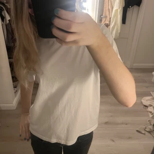Vit t shirt  - En vanlig vit t shirt ifrån bikbok, snyggt basplagg!🌟🎀