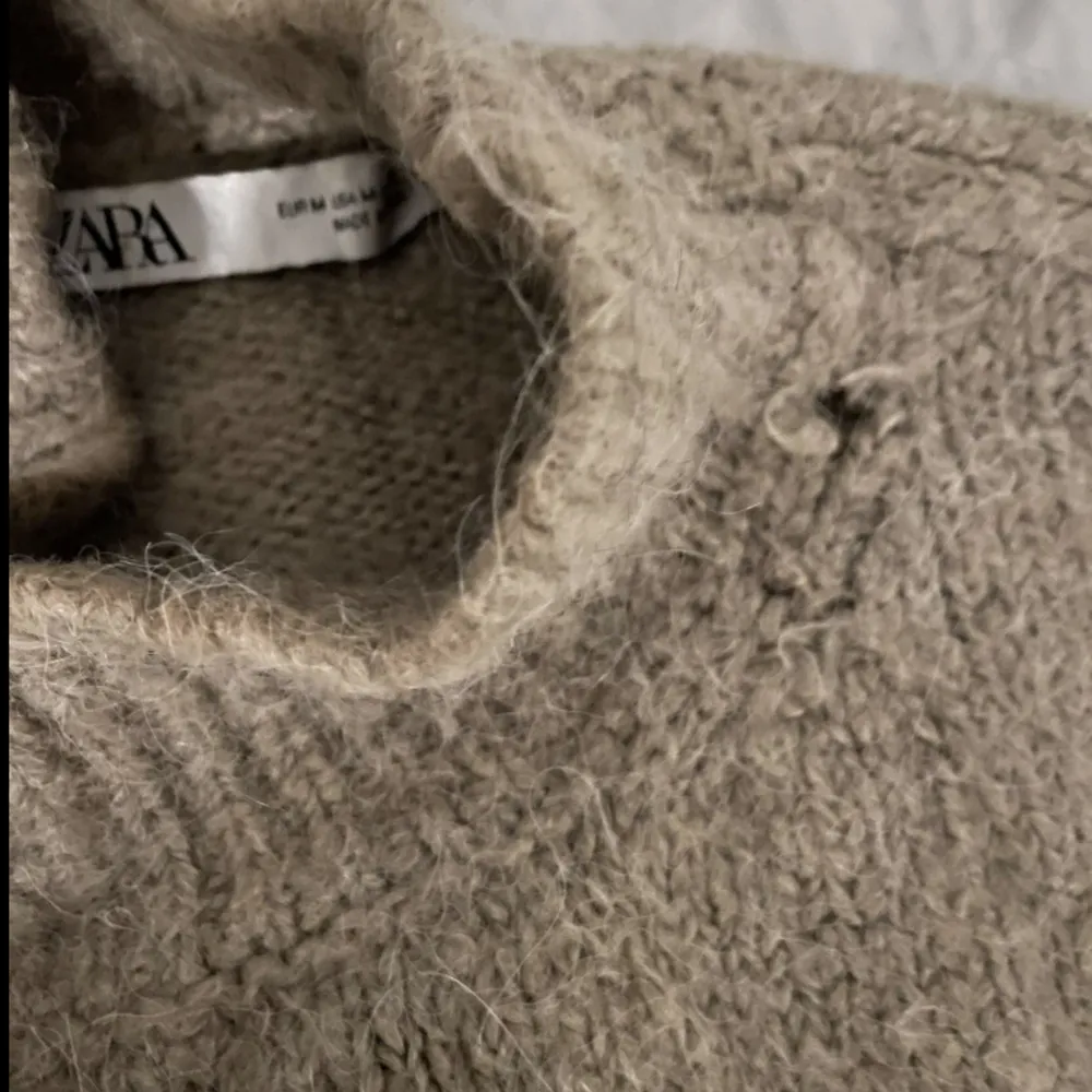 🌟🌟Så fin stickad tröja! Från Zara, bra skick men ett hål som man knappt tänker på vid kragen (därav priset), jättehärligt material.  nypris 379:- mitt pris 49:-💞💞 . Stickat.