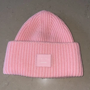 Acne Mössa  - Rosa acne mössa. Använd varsamt! 