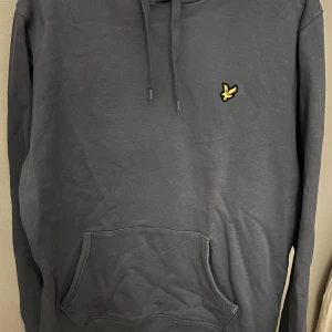 Hoodie - En superfin nästan oanvänd hoodie från Lyle&scott. Använder inte längre därav säljer jag den. Köparen står för frakten