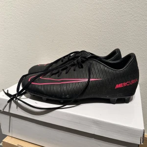 Fotbollsskor  - Fotbollsskor i bättre begagnat skick, använda rengörs självklart innan jag postar. Väldigt lätta och tunna, luktar inte äckligt, inga större skavanker, sulan ser bra ut och inga märken🩷  Läs min profil i första hand om du undrar något, annars fråga🩷