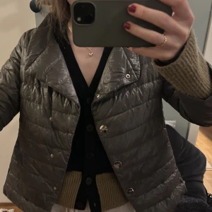 Herno jacka  - Använder inte längre. Blivit lite sliten men inget man ser. Lappen på insidan är lite uppriven (kan skicka bild). Perfekt jacka att köra lager på lager med!