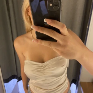 Fest topp - Finaste materialet och är så bekväm🫶🏻 den har gummiband på insidan så den åker ej upp eller ner 