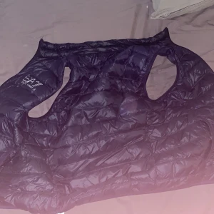 Blå EA7 väst äkta - Säljer min äkta blåa ea7 väst. Storlek M