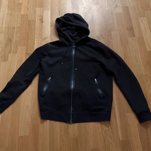 Limitato zip hodie  - Säljer nu den här sjukt snygga limitato zip hodien.  | Strl Xl passar även L | pris 2000 | ny pris 4000 | skick 8/10 | Hör av er vid lilla minsta fundering🤝