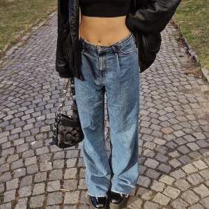 Lågmidjade jeans från Zara! Storlek från början 40 MEN insydda (bild 2) och passar mig som har W27/W28🫶🏼Byxorna är slitna på bakre sidan av ben men inget som syns när man har på sig. Yttre benlängd är 110cm, midja liggandes platt  är 40cm