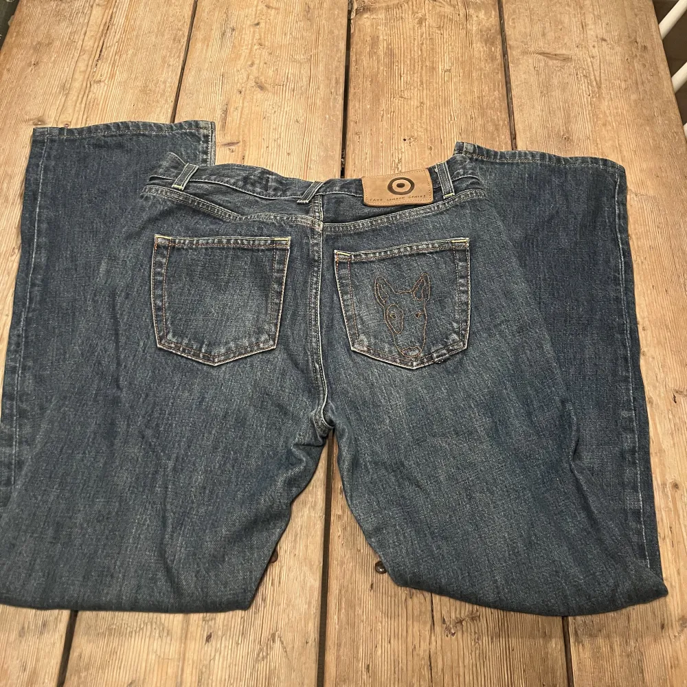 Ett par supersnygga low waist jeans från Fake London Genius. Jeansen köptes för ca 600 kr men säljs för 200❤️ Dessa har en jättefin fick detalj på högra fickan (se bild 1).. Jeans & Byxor.