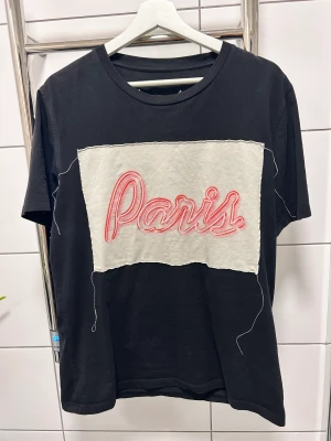 Maison Margiela Tshirt - -Storlek 50 (sitter som en medium/liten large) -Skick 7/10 (inga synliga flaws förutom tagen som har slitits lite, annars generell wear o tvätt 🙏