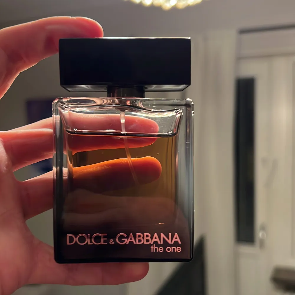 Dolce & Gabbana The One for Men EdP  Riktigt maskulin premium parfym Ca 45/50ml kvar i flaskan, kartong följer med såklart.  Startpris 650kr. Övrigt.