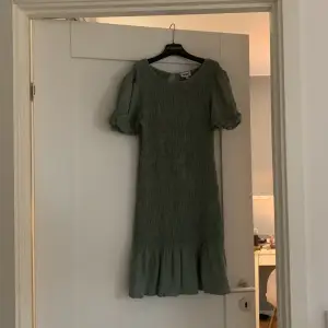 Grön klänning från bubbelroom, aldrig använd