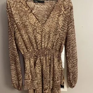 Volangklänning  - Volangklänning från zara, köpt för 399kr. Finns inte kvar att köpa💗