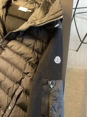 Moncler cardigan  - Säljer nu denna riktigt snygga moncler cardigan. Storlek L, sitter som M. Cond 9,5/10. Pris 4000kr, kvitto finns bara att skriva vid frågor eller funderingar. Mvh🍾