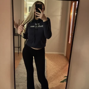 Peak Performance hoodie - Marinblå Peak Performance hoodie. Storlek: XS, passar även S 💙 Nyskick 