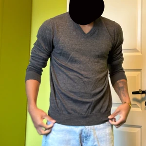 Dressman tröja  - Tunnare mörkgrå dressman tröja i bra skick inga slitningar eller annat 🙌