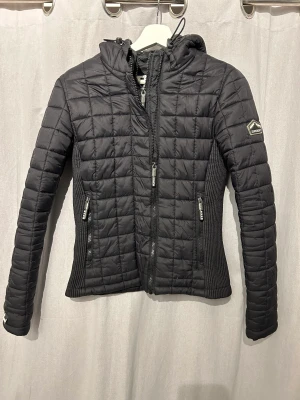 Superdry jacka - Jättevarm vinterjacka från Superdry. Dubbla dragkedjor. Finns ett litet hål på vänster arm (se sista bilden) 