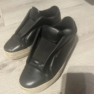 Arigato storlek 36 - Säljer mina Arigatos som jag köpte för ungefär ett år sen. De är rätt slitna men det ser inte så farligt ut i verkligheten. Har ett hål i sulan men de har inte varit något problem 