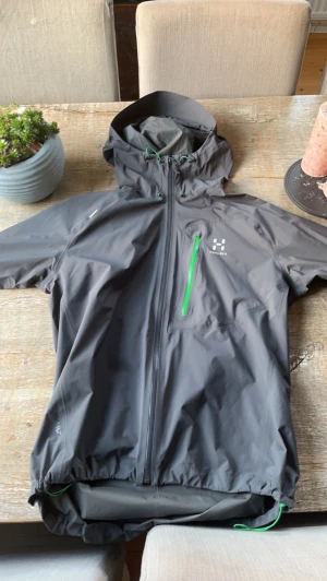 Haglöfs GorTex - Fin vind jacka inga hål eller fläckar. Rök o djur fri 