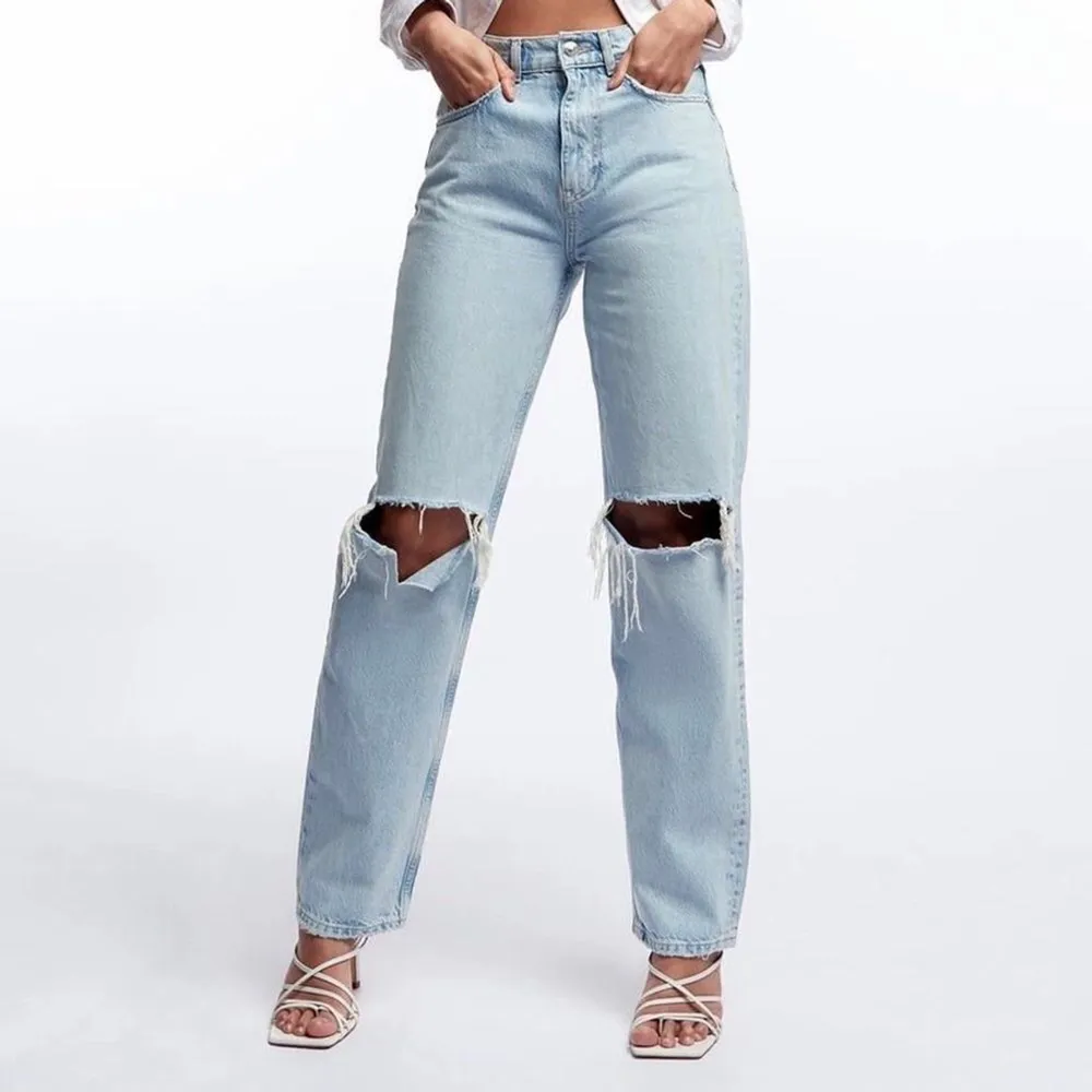 Jättesnygga jeans från Gina tricot med hål i knäna🩷. Jeans & Byxor.