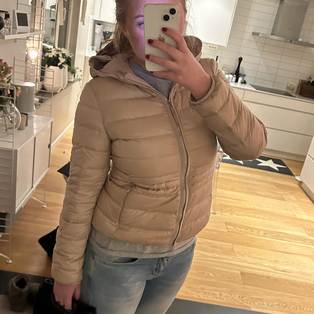 Jätte fin beige jacka från Massimo dutti i storlek L men den är liten i storleken. Jag har S/M och den sitter bra på mig.. Jackor.