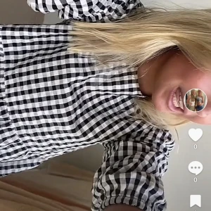 Rutig blus  - Intressekoll på jättefin blus från hm! Jättebra skick och passar mig som oftast har xxs/xs ❤️ skriv för frågor! 