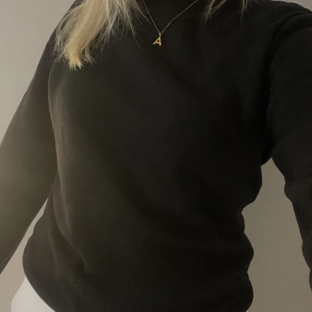 Svart sweatshirt från H&M, använd fåtal gånger!. Tröjor & Koftor.