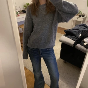 Stickad tröja  - Säljer denna blåa stickade tröjan från H&M. 