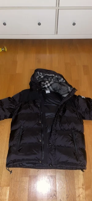 Burberry jacka - Säljer min burberry jacka som är storlek M. Jag köpte den nyss från vestaire collective, och anledningen till att jag säljer den är för att den var för stor. Den är legit checkad på sidan också. Skriv vid intresse, pris kan diskuteras