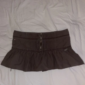 Tommy hilfiger kjol - Lågmidjqd och utsvängt, jag har sytt upp den så de är en mini kjol. Syns en tråd på bilden men den går att klippa bort! Aldrig använd✨ storlek s 