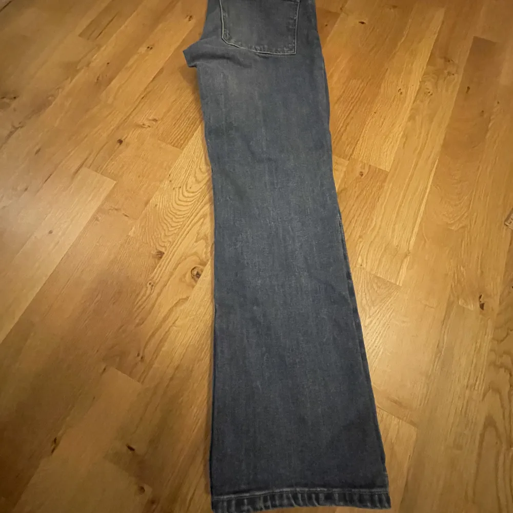 Jeans från Åhléns storlek 36. Midjemått 37cm, lårmått 20cm, innerbensmått 63cm. Kort i modellen🩷 skriv för frågor . Jeans & Byxor.