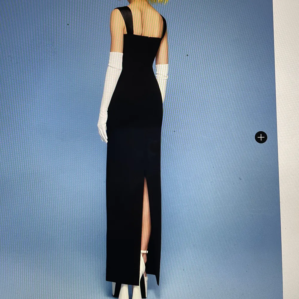 Säljer min såå fina balklänning, den kommer tyvärr inte till användning och förtjänar att bäras!! Köpt för 7000 kr, inga skambud! Skriv för egna bilder privat💓. Klänningar.