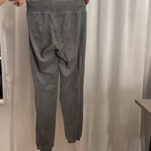 Mjukisbyxor - Fina sköna mjukisbyxor från cubus. Liten mörk fläck på ena knät.