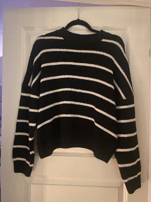 Randig tröja  - Säljer denna fina stickade tröja som endast är använd en gång. Inga defekter och är i nyskick!🫶🏼