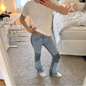 INTRESSEKOLL på dessa supercoola jeans. Köpta här på plick och är i superbra skick. Inga defekter🩷. Innerbenslängden: 82 cm, midjemått: 37 cm men kan stretchas upp till 41🩷(dessa bilder är tagna från förra ägaren)🩷pris kan diskuteras vid snabb affär