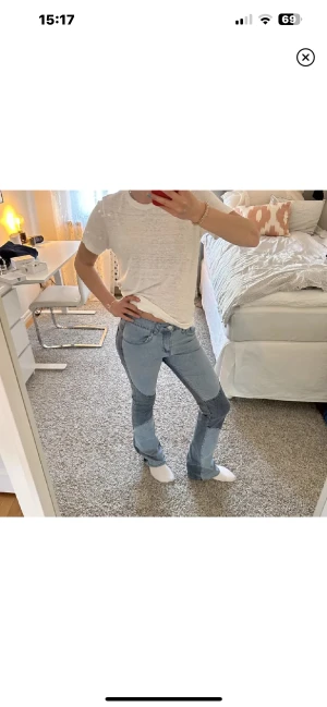 Super coola jeans - INTRESSEKOLL på dessa supercoola jeans. Köpta här på plick och är i superbra skick. Inga defekter🩷. Innerbenslängden: 82 cm, midjemått: 37 cm men kan stretchas upp till 41🩷(dessa bilder är tagna från förra ägaren)🩷pris kan diskuteras vid snabb affär