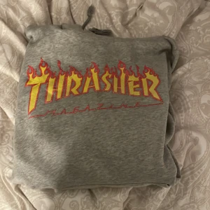 Thrasher hoodie - Säljer min gråa thrasher hoodie. Superfint skick förutom att trycket blivit lite förstört men synd inte på håll. Skulle gissa att den är stl S då intr lappen är kvar 💗