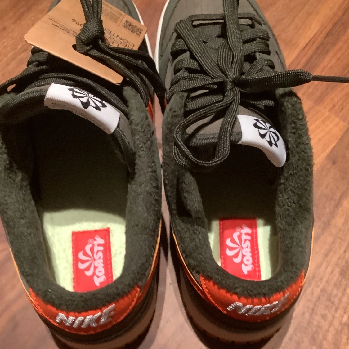 Ett par sprillans nya dunks low Toasty sequoia - 90